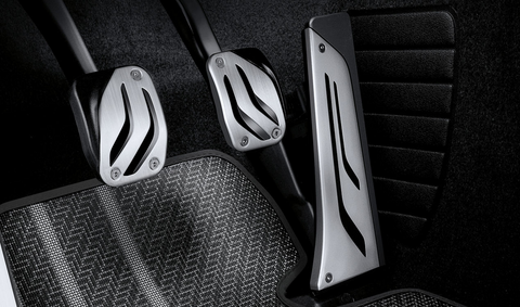 Floor-mounted accelerator pedal layout